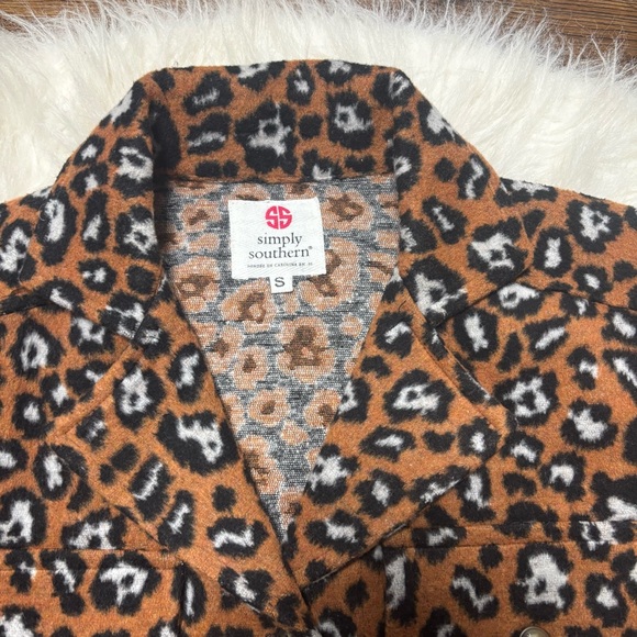 Simply Southern Leopard Printed Button Up Shacket size Small - Picture 4 of 9